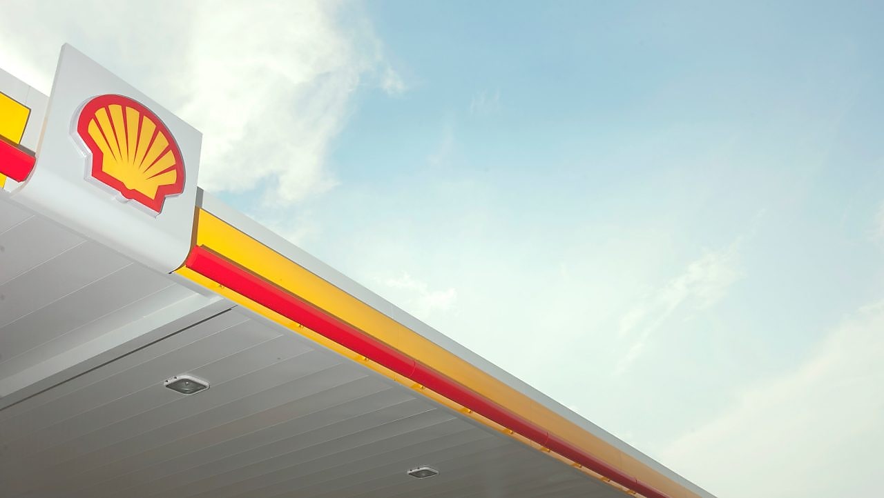 Retail station canopy with Shell logo