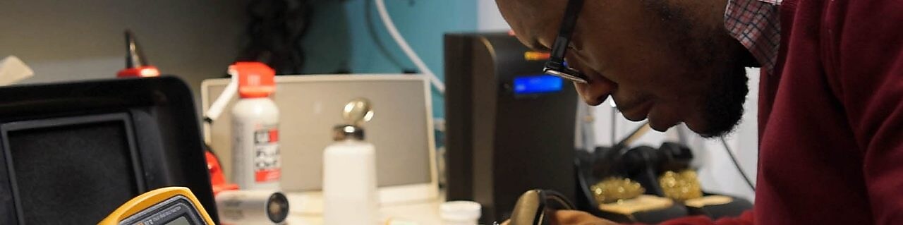 Roadside wind turbine